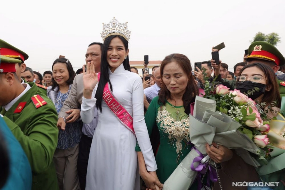 Hình ảnh hoa hậu đỗ thị hà được chào đón tại quê nhà