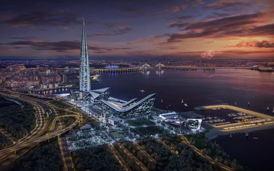 Hình ảnh Lakhta Center sừng sững bên bờ biển phản chiếu trên mặt nước