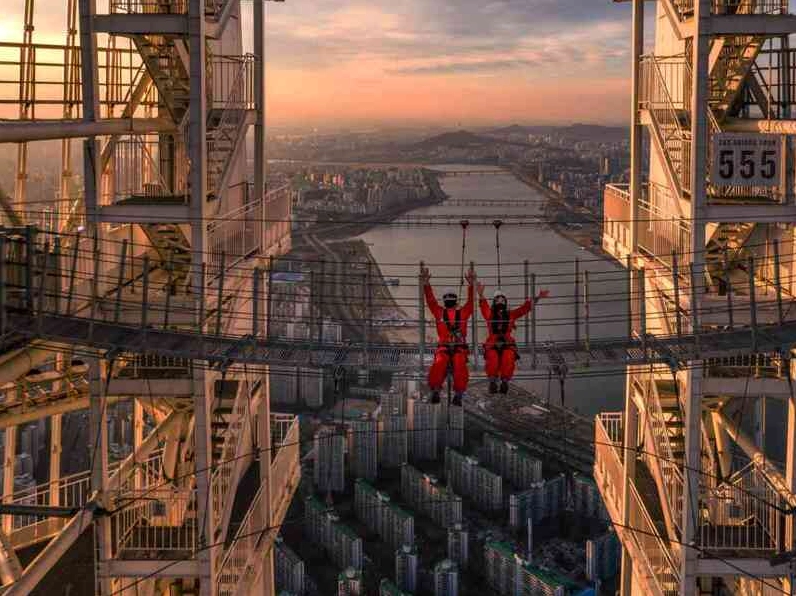 Hình ảnh Lotte World Tower sừng sững uy nghi vươn cao lên bầu trời Seoul với những đường nét kiến trúc tinh xảo