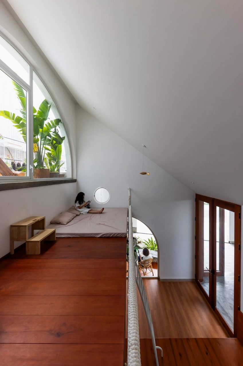 Hình ảnh mái ngược đổ vào giếng trời phủ vật liệu trong suốt