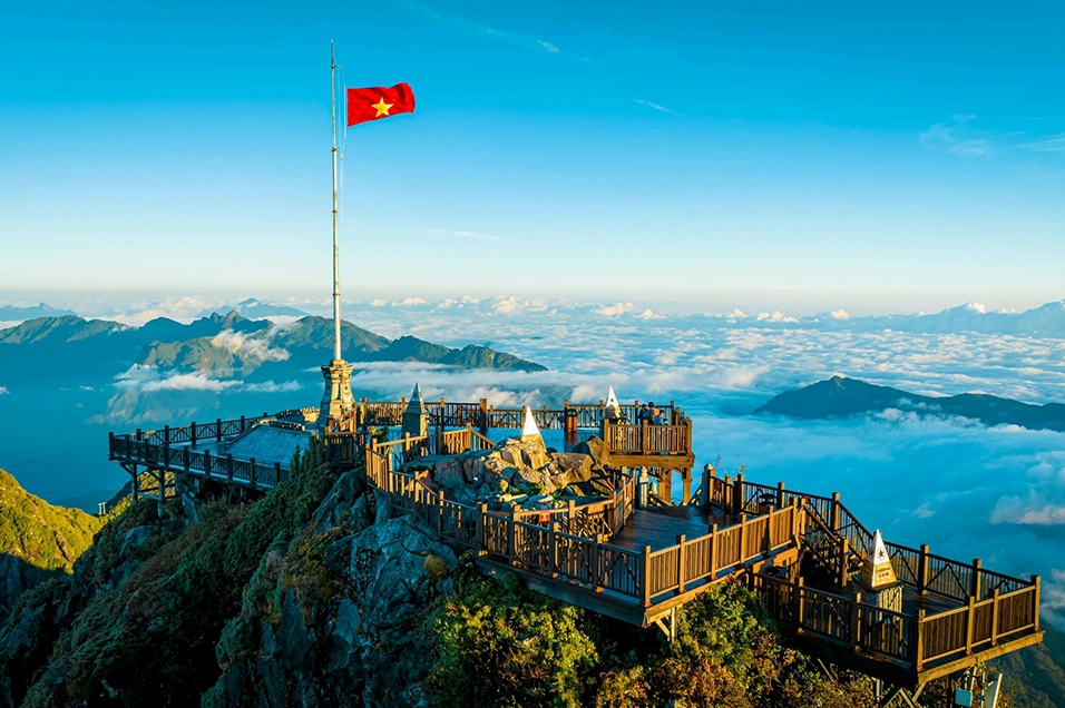 Hình ảnh mây vờn quanh công trình