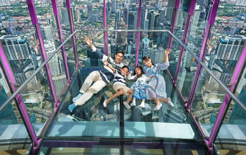 Hình ảnh mây vờn quanh đỉnh tháp