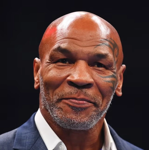 Hình ảnh Mike Tyson đứng lầm lì trước một phông nền tối màu
