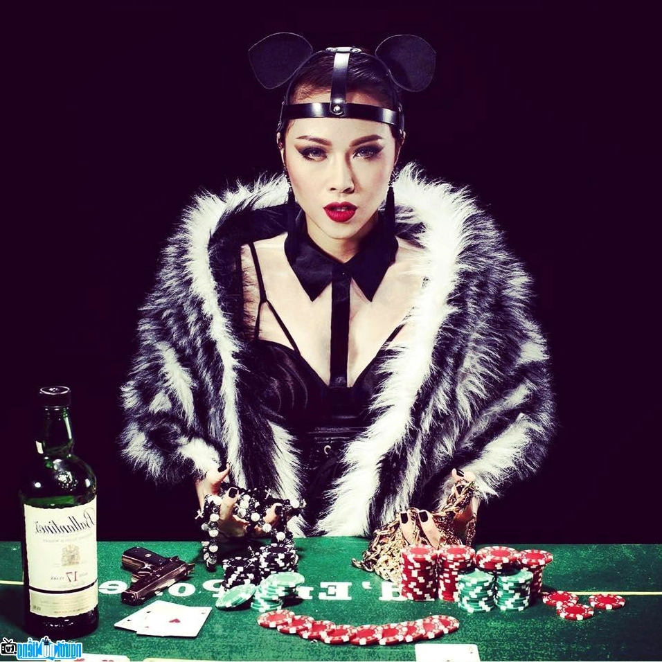 Hình ảnh mới nhất cập nhật phong cách biểu diễn của DJ Ngọc Ngà trên sân khấu