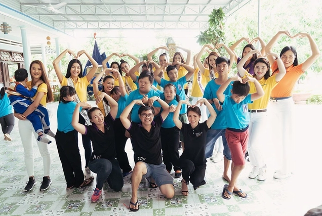 Hình ảnh nguyễn trần khánh vân rạng rỡ trong hoạt động thiện nguyện sau đăng quang