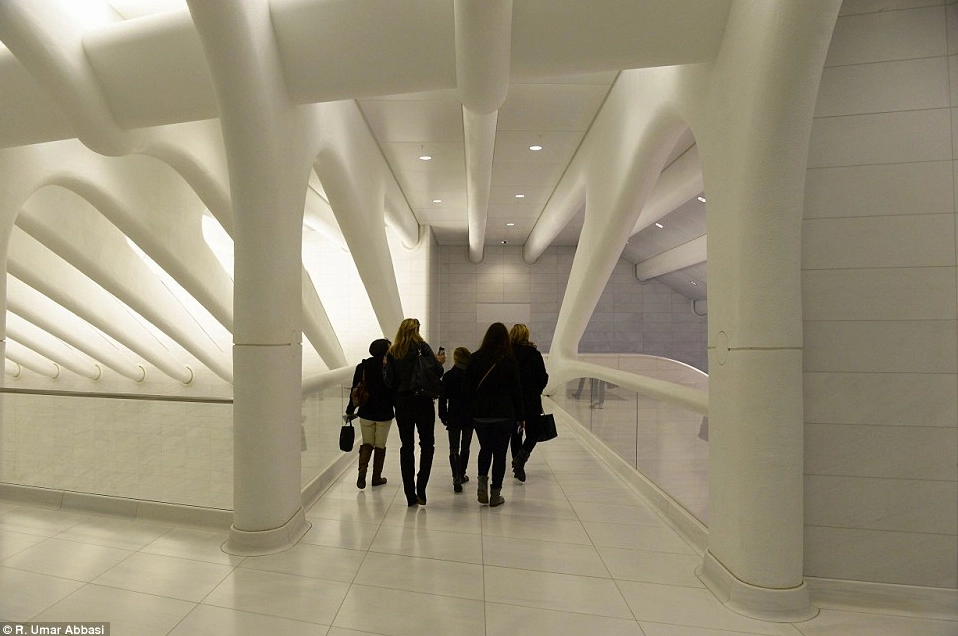 Hình ảnh phản chiếu bóng ma trên mặt sàn bóng loáng