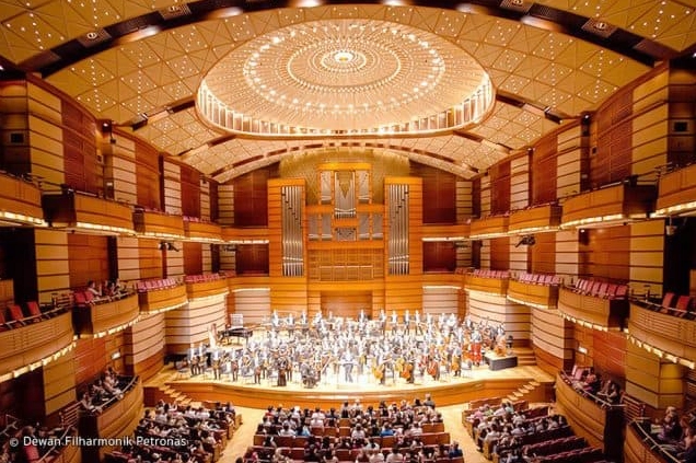 Hình ảnh phản chiếu của tháp đôi trên những tòa nhà kính xung quanh