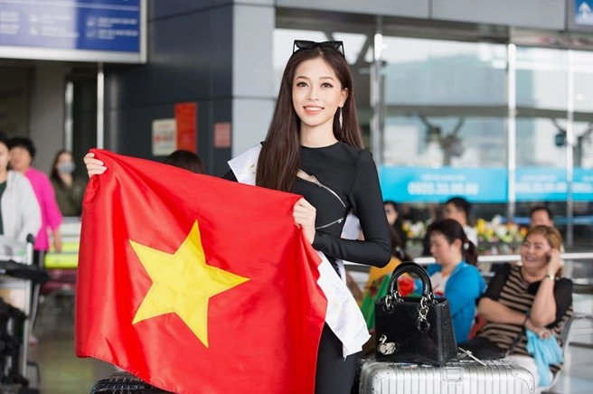 Hình ảnh Phương Nga chuẩn bị hành trang lên đường dự thi Miss Grand International 2018