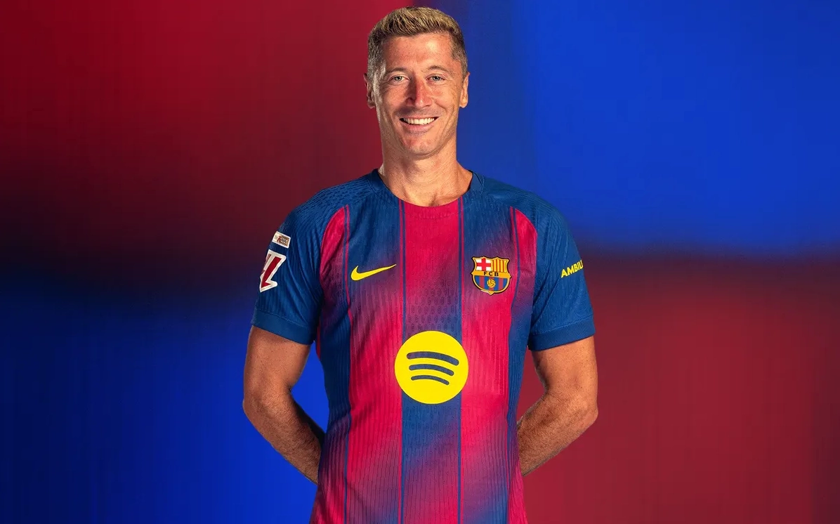 Hình ảnh Robert Lewandowski dũng mãnh tranh chấp bóng trong màu áo FC Barcelona