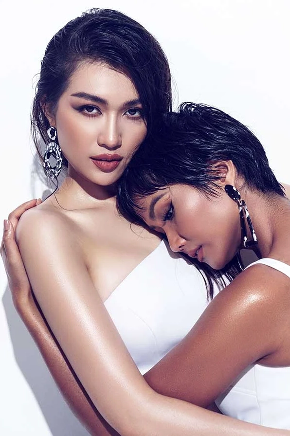 Hình ảnh rực rỡ dưới nắng vàng biển xanh