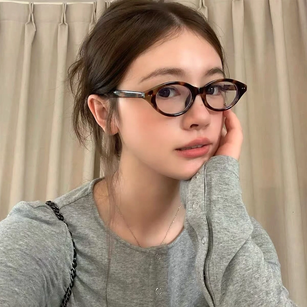 Hình ảnh sống ảo triệu like trên mạng xã hội của hot girl đeo kính