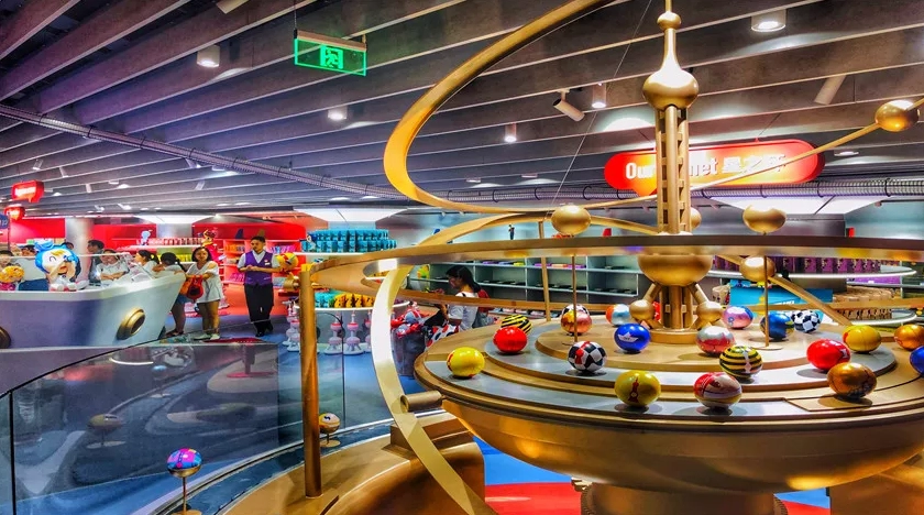 Hình ảnh tháp nhìn từ một góc phố tĩnh lặng