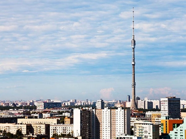 Hình ảnh tháp truyền hình Ostankino sừng sững vươn lên bầu trời xanh niềm kiêu hãnh của nước Nga