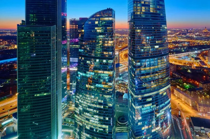 Hình ảnh tháp vươn lên từ khu vực trung tâm thương mại