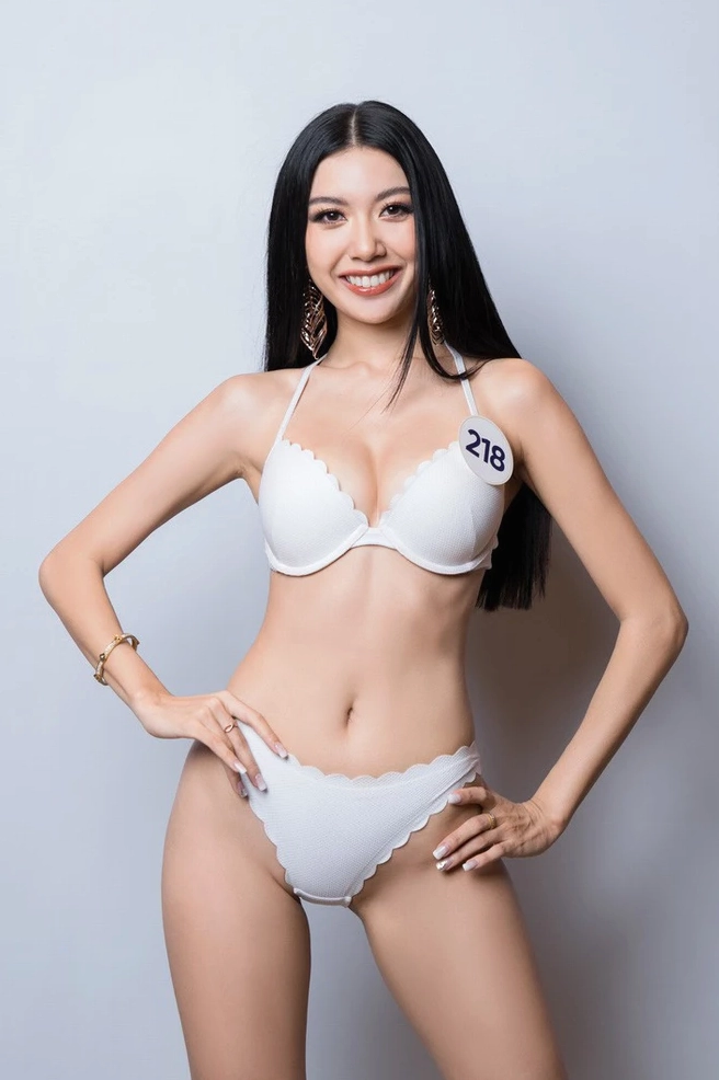 Hình ảnh Thụy Vân tự tin tạo dáng với bikini gợi cảm