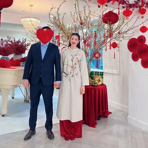 Hình ảnh tình cảm của Phạm Hương và chồng