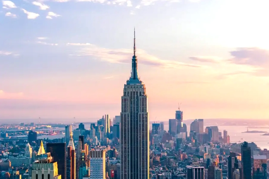 Hình ảnh toàn cảnh tòa nhà Empire State Building sừng sững giữa bầu trời New York