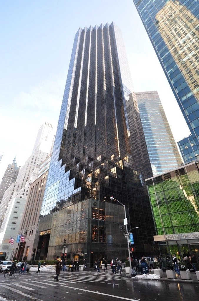 Hình ảnh Trump Tower nhìn từ xa với vẻ đẹp quyền lực giữa lòng thành phố