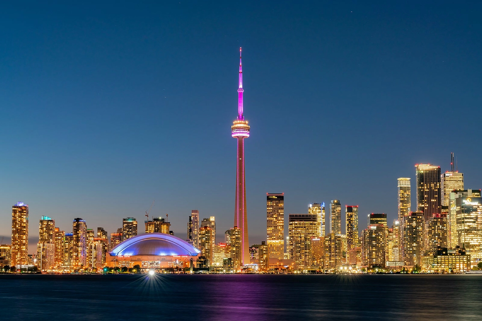 Hình dáng thẳng đứng của tháp CN Tower bừng sáng lúc bình minh
