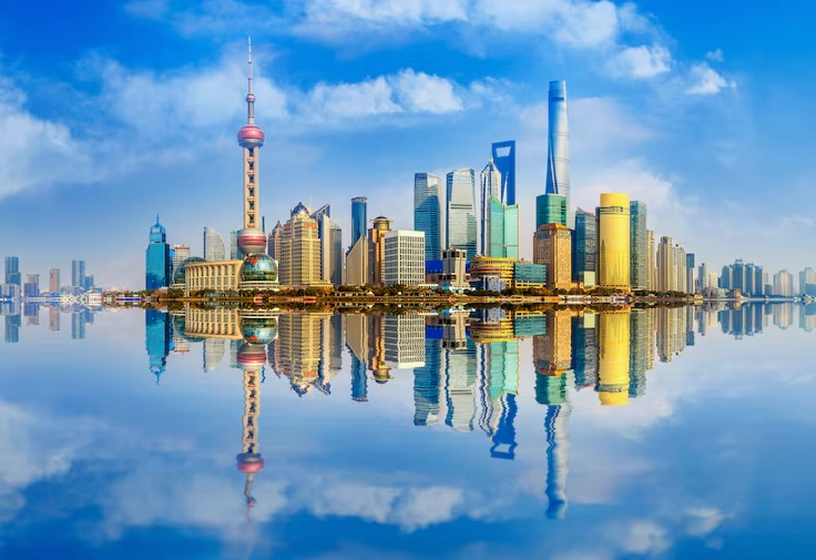 Hình dáng tháp phản chiếu trên mặt nước kỳ ảo