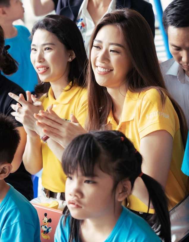 Hình khánh vân rạng rỡ với nụ cười tươi tắn