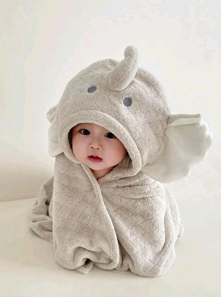 Hình nền bé trai dễ thương đang mỉm cười rạng rỡ