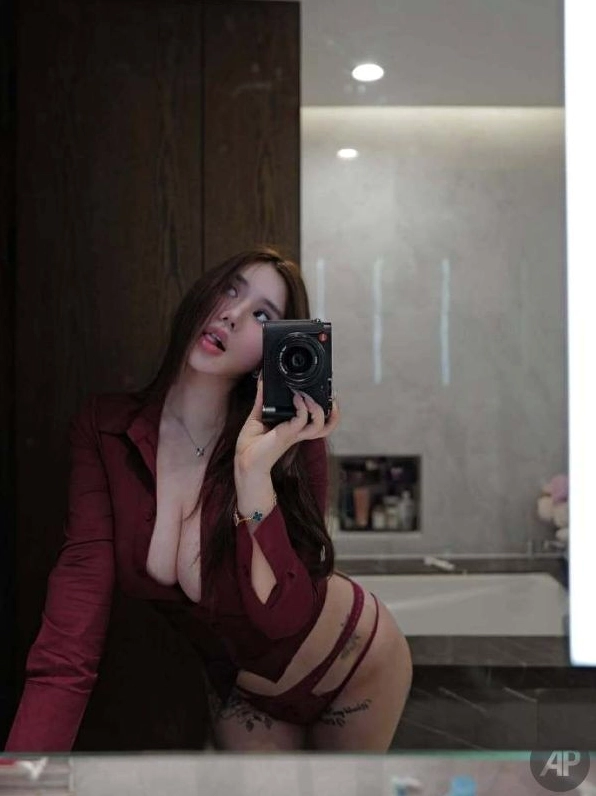 Hình nền cô gái quyến rũ được chụp dưới ánh sáng studio nghệ thuật