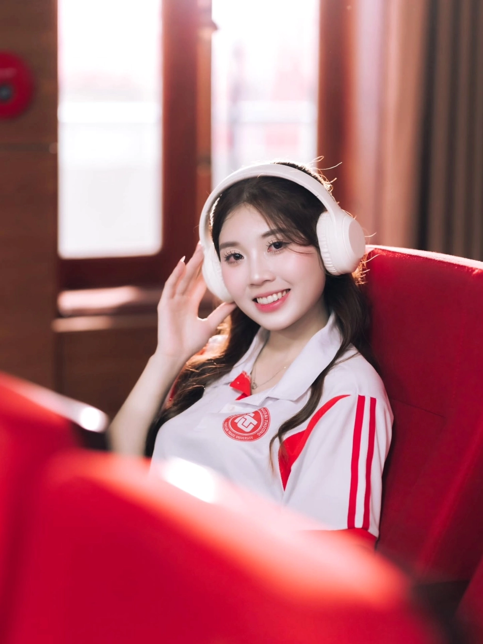 Hình nền điện thoại với hình ảnh cô gái cười rạng rỡ tuyệt đẹp