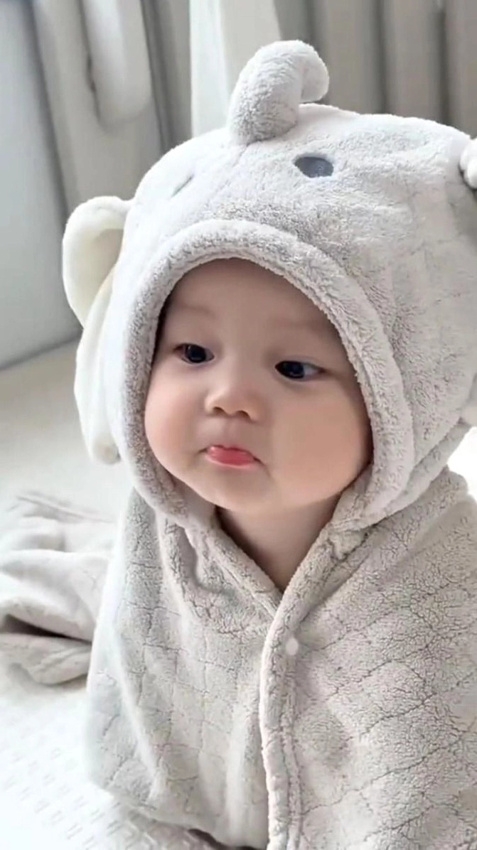 Hình nền em bé trai dễ thương với biểu cảm ngộ nghĩnh