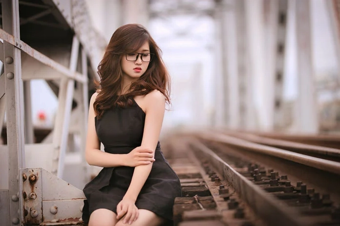 Hình nền máy tính cô gái có nụ cười rạng rỡ