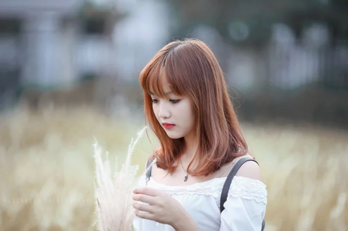 Hình nền máy tính cô gái xinh đẹp trong khung cảnh lãng mạn