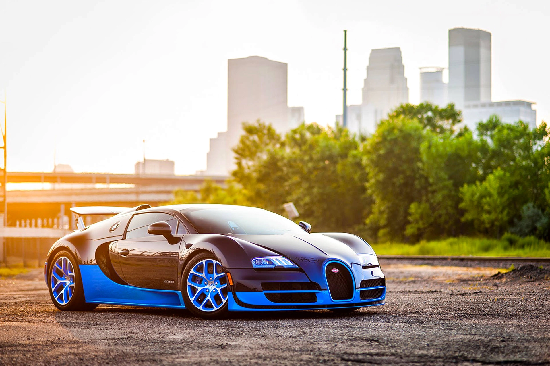 Hình nền siêu xe màu xanh tuyệt đẹp dưới ánh bình minh