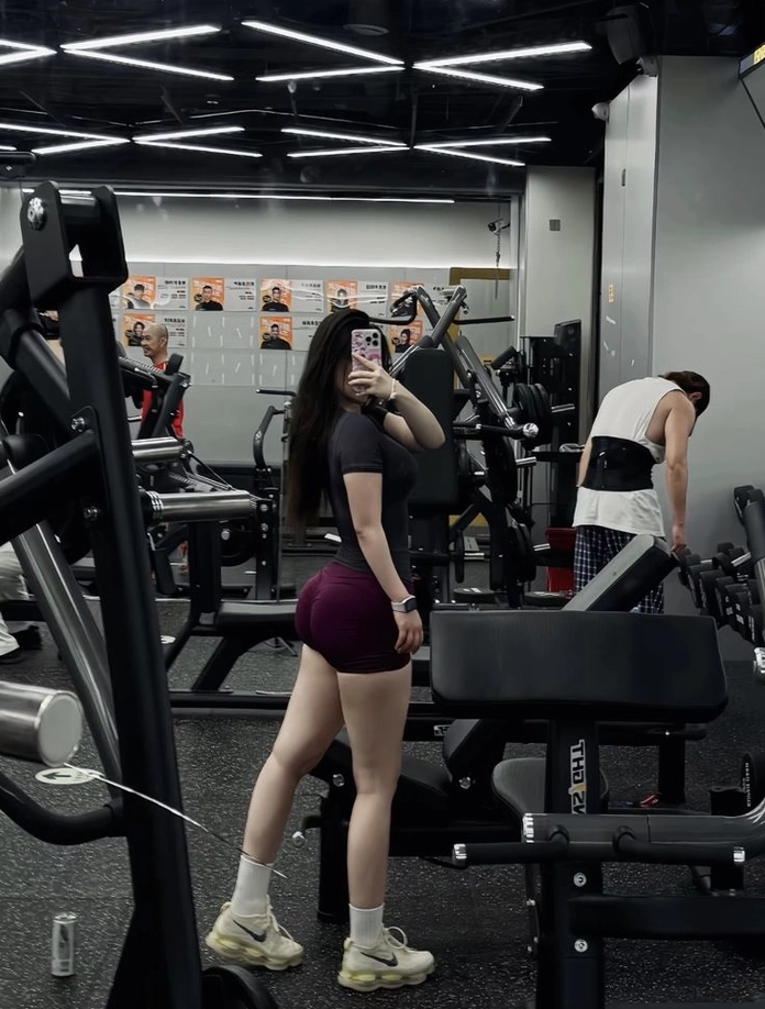 Hình thể cân đối khỏe khoắn của cô gái xinh đẹp