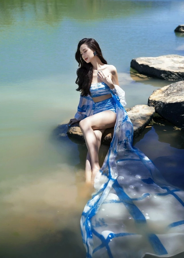 Hoa hậu Bảo Ngọc khoe chân dài miên man