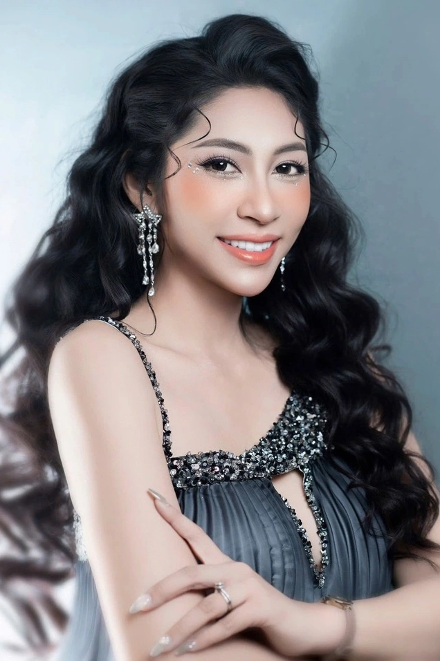 Hoa hậu Đặng Thu Thảo tươi tắn