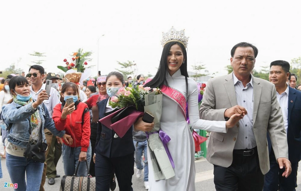 Hoa hậu đỗ hà khóc nghẹn vì xúc động