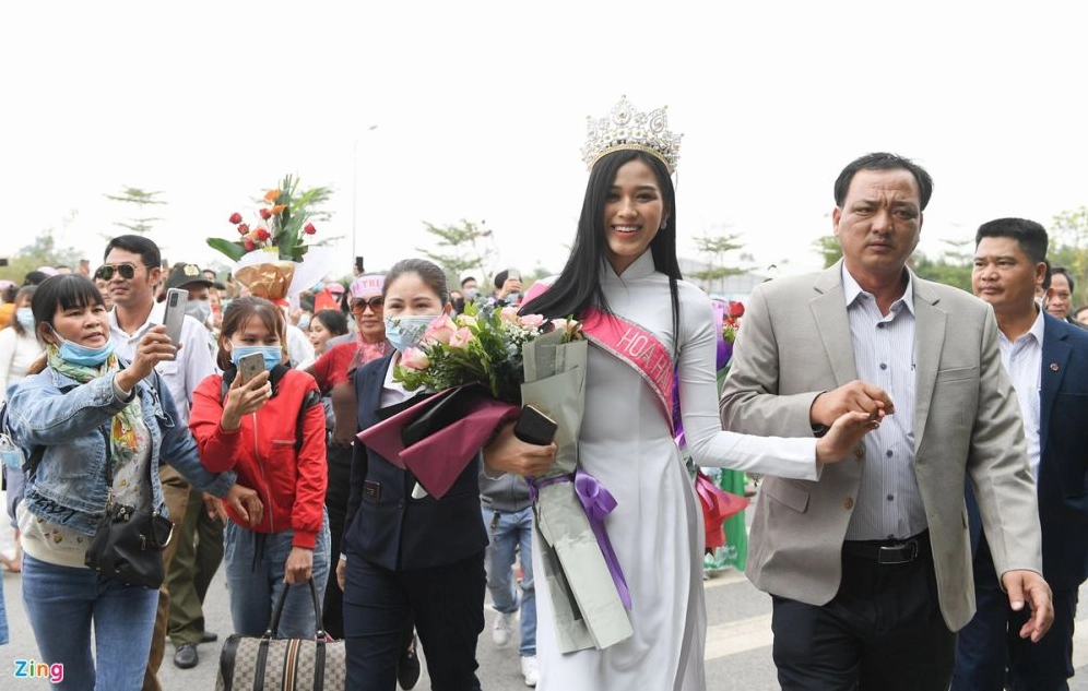 Hoa hậu đỗ thị hà trong vòng vây fan hâm mộ