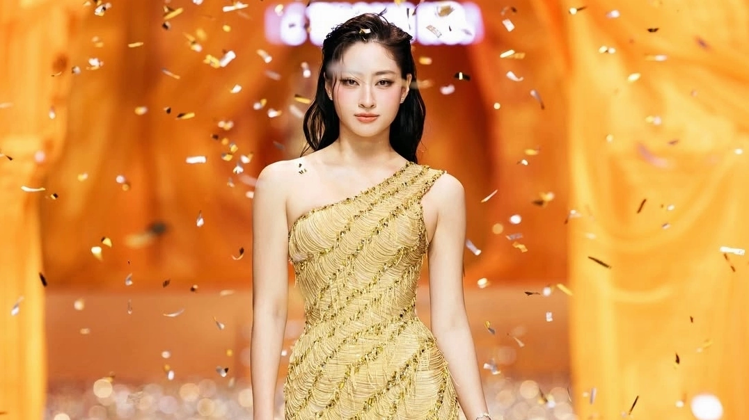 Hoa hậu Lương Thùy Linh catwalk đầy thần thái trong show diễn thời trang