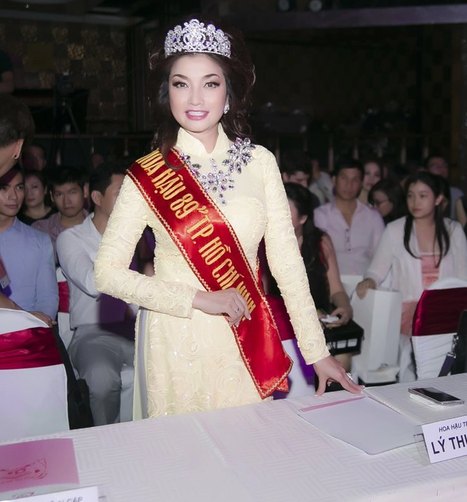 Hoa hậu Lý Thu Thảo diên áo dài