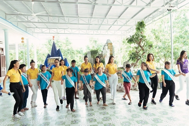 Hoa hậu nguyễn trần khánh vân rạng rỡ trong trang phục thanh lịch