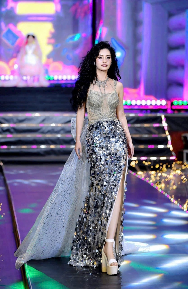 Hoa hậu Nông Thúy Hằng dịu dàng trong tà áo dài truyền thống