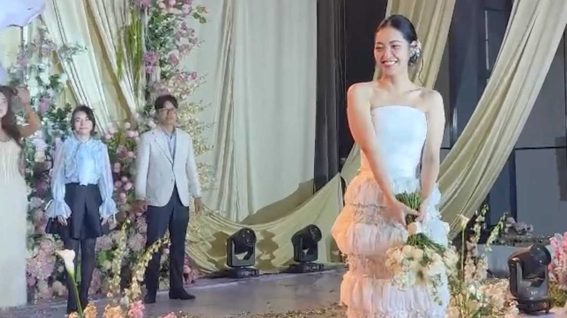 Hoa hậu Nông Thúy Hằng hào hứng tung hoa cưới trong hôn lễ