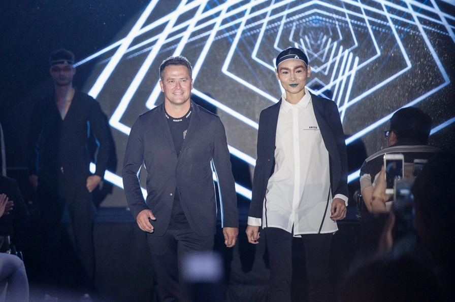 Hoa hậu Thu Thảo phấn khích tại sự kiện thời trang