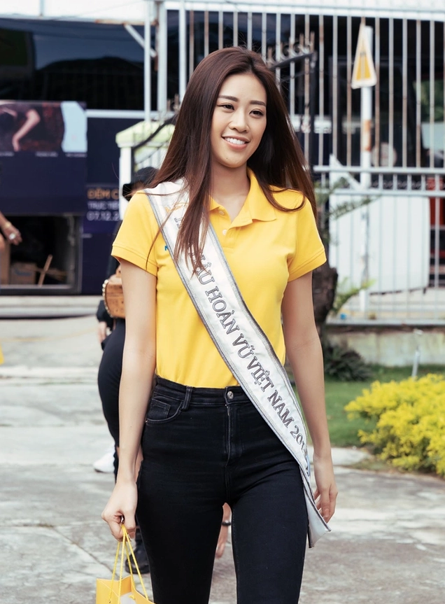 Hoa hậu trần khánh vân giản dị trong chuyến đi từ thiện ý nghĩa