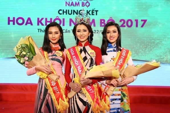 Hoa khôi Hải Yến tự tin sải bước trên sân khấu