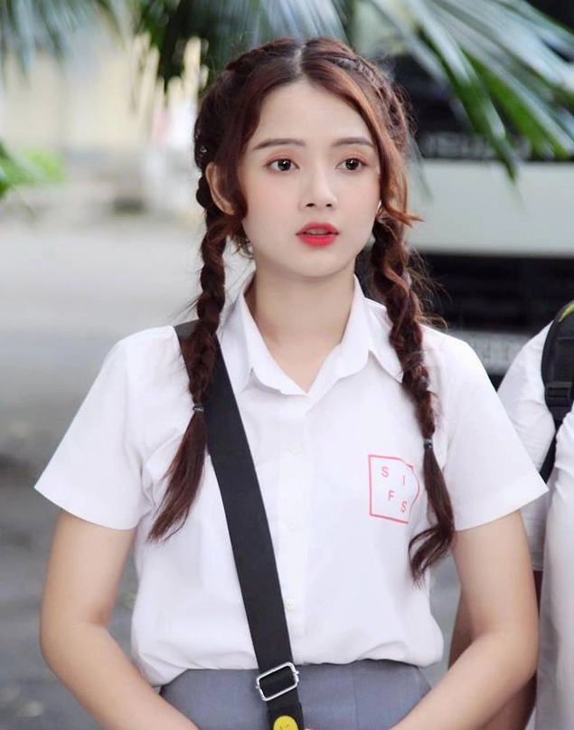 Học sinh nữ cute kiêu sa và xinh đẹp