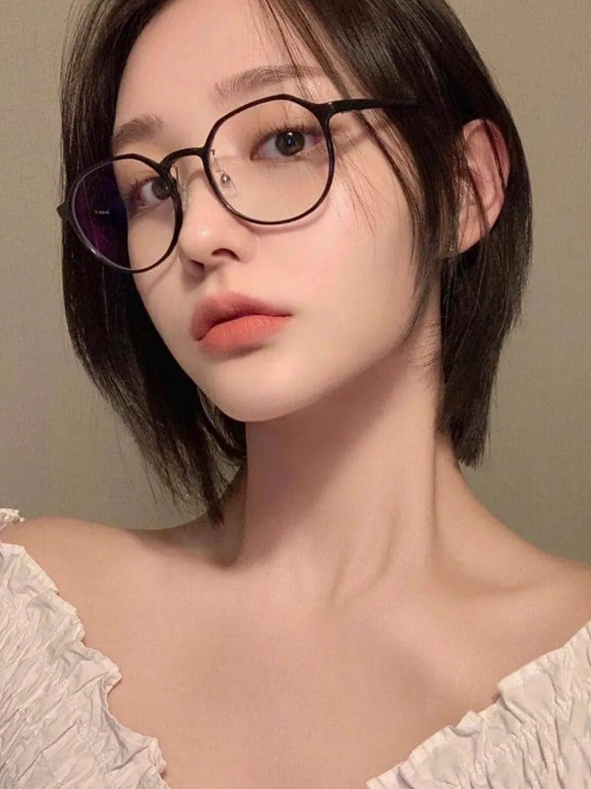 Hot girl tóc ngắn với đôi mắt to tròn lấp lánh