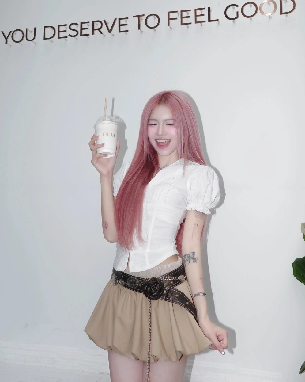 Hot girl với tỷ lệ cơ thể hoàn hảo và vòng eo thon gọn đáng mơ ước