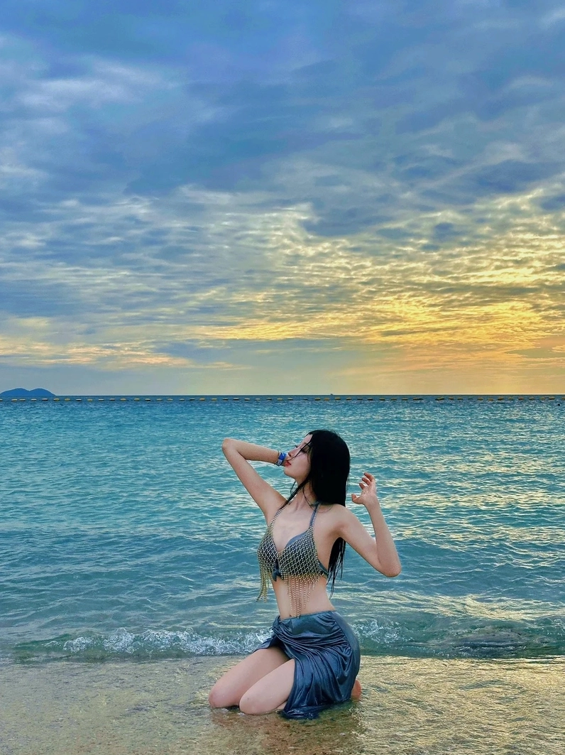 Hot girl xứ Trung thả dáng đầy lôi cuốn cùng trang phục bikini bên hồ bơi