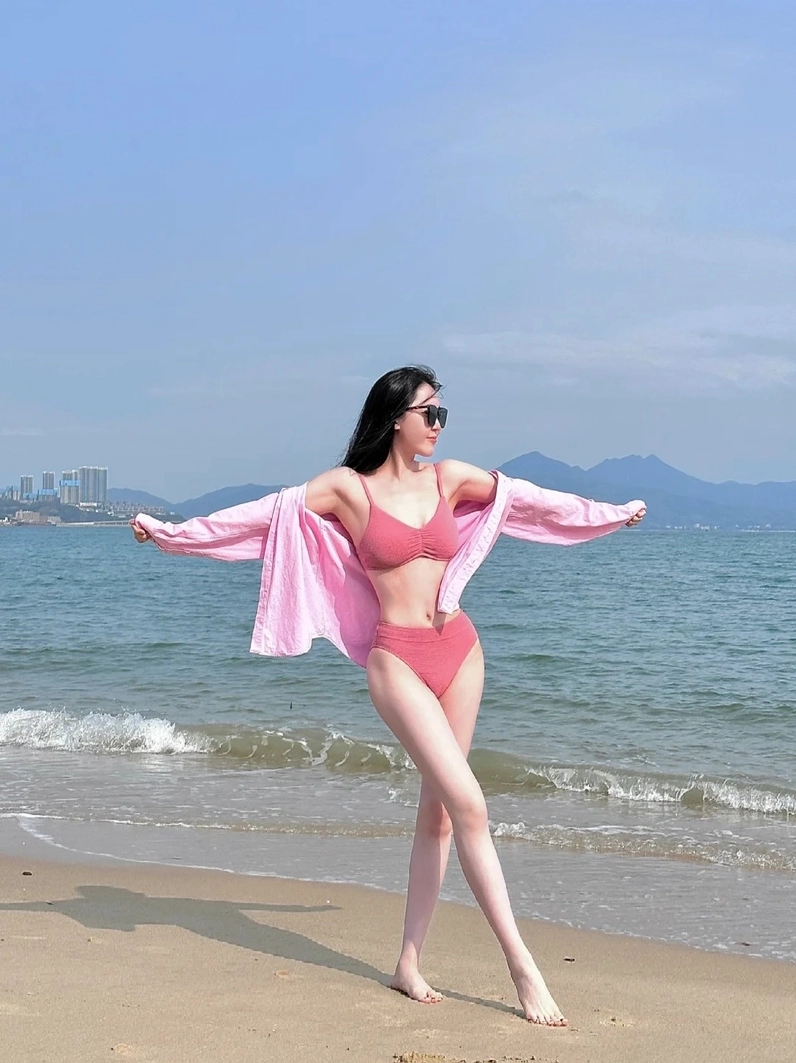 Hot idol TikTok Trung Quốc khoe dáng mượt mà với bộ bikini cắt xẻ táo bạo